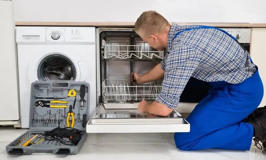 Keçiören Vaillant servisi teknisyen ekibi beyaz eşya tamiri yaparken